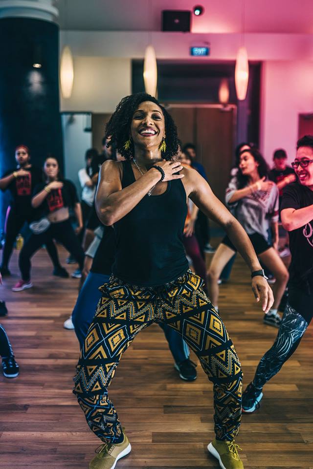 Wafrozo — fondatrice en mouvement, ambiance scénique